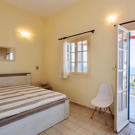 アパート Modern Seaview Nest With Pool & Panoramic Views ヴェルガ・カラマタ