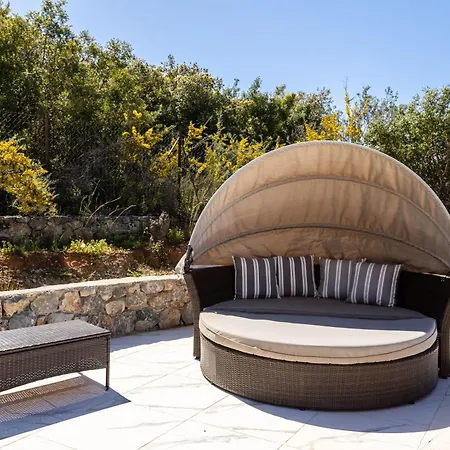 アパート Modern Seaview Nest With Pool & Panoramic Views ヴェルガ・カラマタ